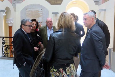 L'alcalde Ros saludant alguns dels socis del Club Lions en finalitzar la missa del centenari.