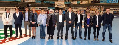 Foto de família dels representants de les ciutats seus del Mundial al Pavelló d'esports de Granollers.