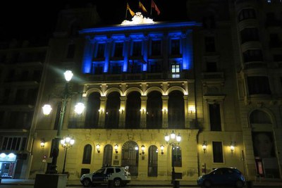 La façana de la Paeria s'ha il·luminat de blau aquesta nit.
