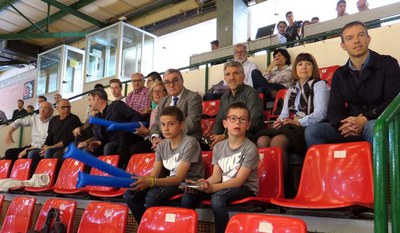 L'alcalde Ros i la tinent d'alcalde Mínguez han vist el partit des de la llotja.