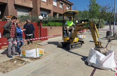 El tinent d'alcalde Fèlix Larrosa ha visitat els treballs de plantació d'arbrat al carrer de Montserrat Roig.