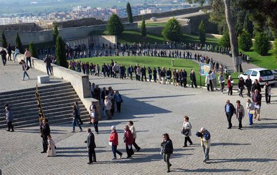 Centenars de fidels han participat en els cinc via crucis de Lleida.