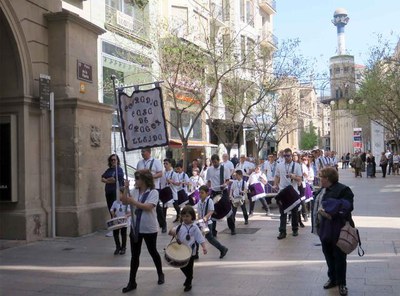 L'Agrupació de Tambors i Bombos de la Casa d'Aragó ha trencat el silenci a l'Eix Comercial.