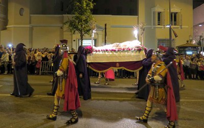 El pas del Crist jacent, custodiat pels armats.