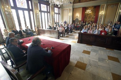 El paer en cap, Àngel Ros, ha desitjat una bona jornada de Sant Jordi, patró de Catalunya, i els ha convidat a gaudir de les diverses activitats i ac….