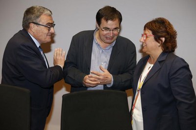 L'alcalde Ros, amb el director de la Càtedra, Carles Alsinet, i la consellera Dolors Bassa.