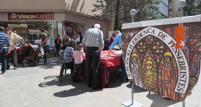 L'Agrupació de Pessebristes ha ensenyat a fer fanalets en el seu taller.
