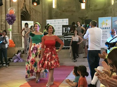 Moltes entitats i establiments comercials de la ciutat han donat suport a la desfilada.