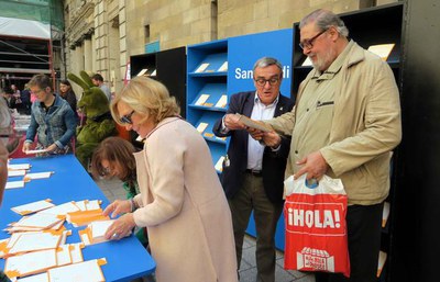 L'alcalde amb el periodista Antonio Franco a la parada de la Paeria.