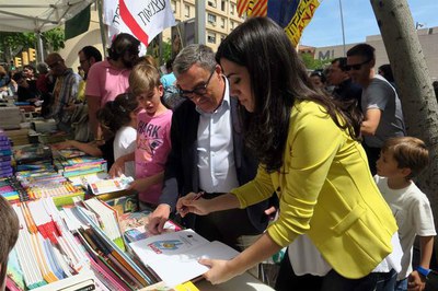 Laura Bernis signant un exemplar del seu llibre que el paer en cap ha comprat pels seus néts.