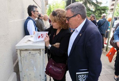 Maria Pons signant un exemplar del seu llibre a l'alcalde Ros.