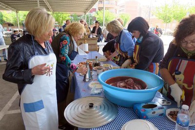 Preparant les més de 250 racions que s'han servit.