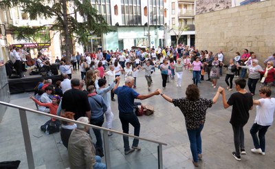 La Jovenívola d'Agramunt ha posat el toc musical a la ballada de sardanes del Pati de les Comèdies.