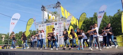 Grups d'animació previs a la sortida de la cursa.