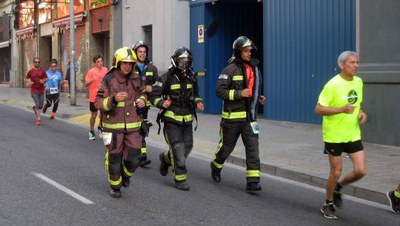 Un grup de bombers han fet la prova amb tot l'equip de treball, que pesa uns 20 quilos.
