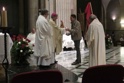 Els fidels han fet les ofrenes al presbiteri.