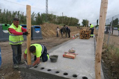 L'actuació es completa amb la plantació de més d’una cinquantena de 52 tamarius del viver municipal de Rufea en una zona que s’ha atalussat.