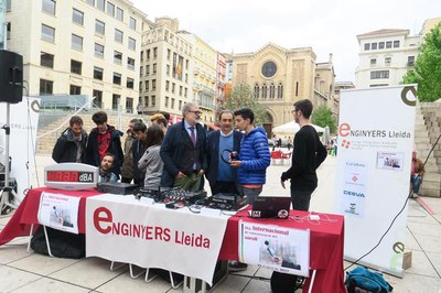 La plaça Sant Joan ha acollit una demostració d’actuació en directe amb equips regulats segons l’Ordenança Municipal, controlats per limitador i amb ….
