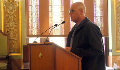 El president de la FAV ha intervingut en el ple durant la moció que ha presentat l'organització veïnal.