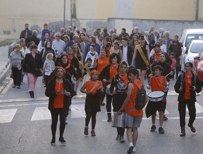 Batucada per acompanyar les autoritats fins al poliesportiu.