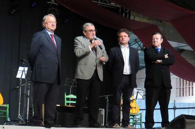 L'alcalde Ros ha fet un petit parlament.