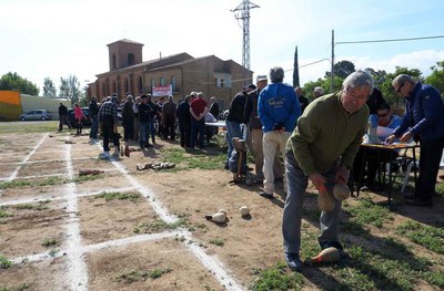 La tirada de bitlles és un dels actes de la Festa Major de la partida de Montserrat.