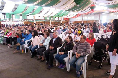 Nombrós públic ha assistit al concurs de sevillanes que s'ha fet en el pavelló firal.