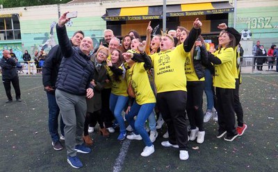 El tinent d'alcalde Rafael Peris s'ha fet la selfie amb l'equip del seu barri.
