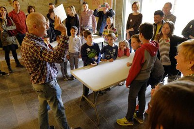 Una part de l'activitat ha estat el taller de trucs de màgia, adreçat als més petits.