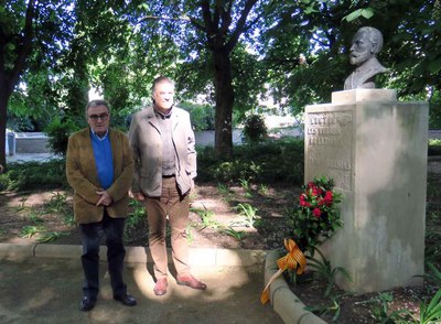 L'alcalde Ros i el secretari general d'UGT, José Luis Aguilà, han dipositat un ram de flors a l'estàtua del fundador del sindicat.