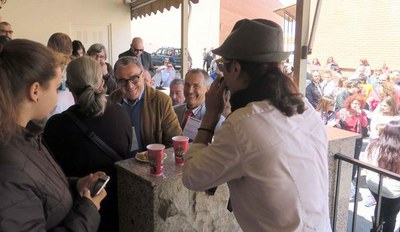 El paer en cap saludant al cantant a "Er Tanqueta" durant la ruta del vermut musical.