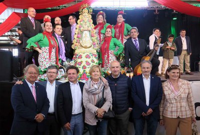 Els regidors amb el cor 'Romero y Jara', de la Casa de Andalucía de Lleida.