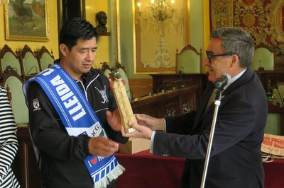 El paer en cap ha lliurat un present al president del Lleida Llista Mèxic, Ricardo Cuautle.