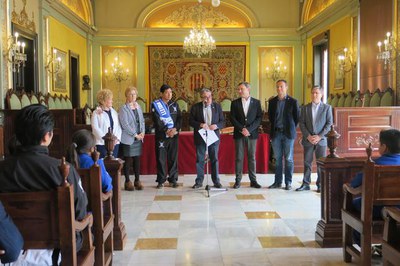 El Saló de Sessions ha acollit la visita d’un grup de 15 nens i nenes i 5 tècnics del club mexicà, així com del president del Lleida Llista, Enric Du….