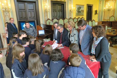 L’alcalde Ros ha felicitat els i les alumnes per aquest treball que té l’objectiu de millorar la ciutat.