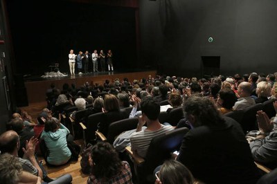 El teatre estava ple de gom a gom.