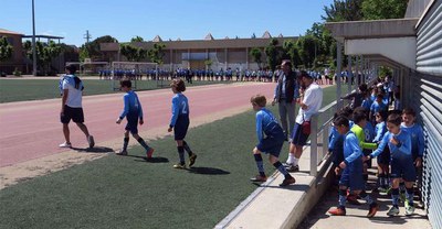 Els equips han anat desfilant al Camp Escolar.