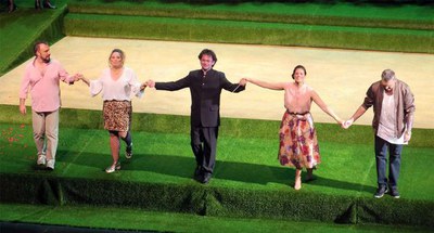 El director de l'OJC, Alfons Reverte, amb els principals intèrprets de l'òpera.