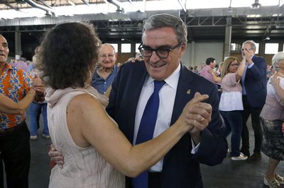 El paer en cap, Àngel Ros, ha compartit el tradicional Ball de Festa Major amb la gent gran de Lleida.