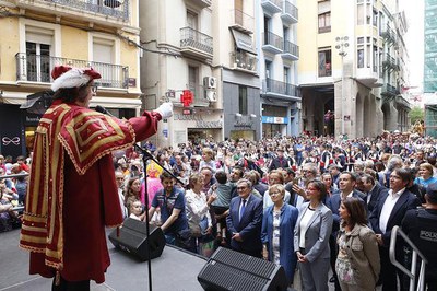 L’alcalde de Lleida, Àngel Ros, acompanyat amb una àmplia representació de regidors de la Corporació Municipal, ha compartit amb les famílies, petits….