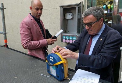 La ciutat de Lleida, més cardioprotegida amb la instal·lació de 4 desfibril·ladors al carrer. Un d'ells, a la plaça de la Paeria.