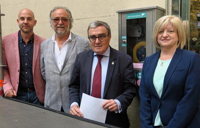 Presentació dels 4 nous desfibril·ladors, un dels quals ubicats a la plaça de la Paeria..