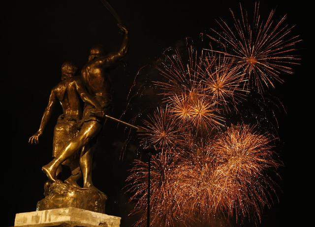 El castell de focs il·lumina la ciutat de llums de colors per la festa major