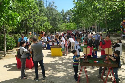Jocs, espectacles, circ i malabars han omplert aquest matí el Parc dels Somriures situat als Camps Elisis.