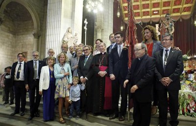 El paer en cap i bona part de la corporació municipal han participat en l'ofici i l'ofrena floral.