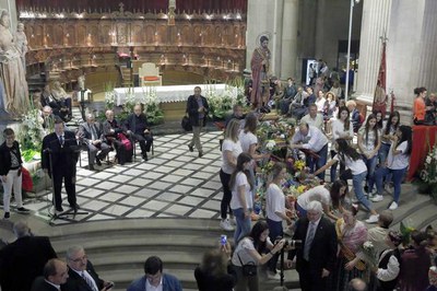 Les diferents entitats han anat fent les seves ofrenes dins del temple.
