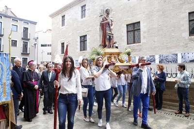 Les jugadores de l’Associació Lleidatana d’Handbol han estat les portadores de la imatge de Sant Anastasi.