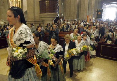 Les pubilles han estat les primeres a fer les ofrenes.