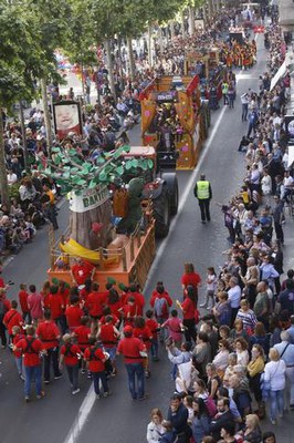 Milers de lleidatans s'han atansat a la rambla Ferran a gaudir de la Batalla de Flors.