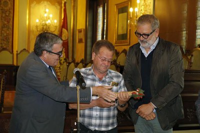 L'alcalde Ros ha lliurat al president del club un obsequi commemoratiu.